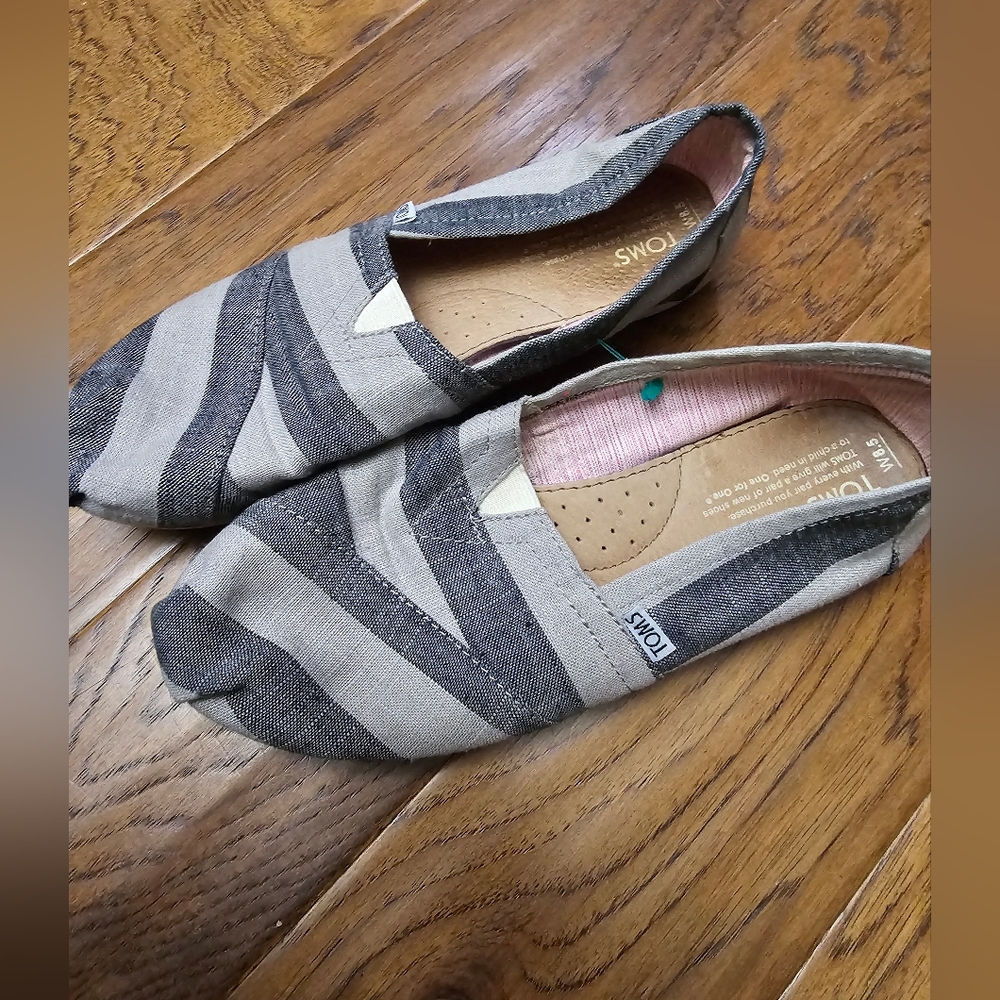 Women's toms size 8.5